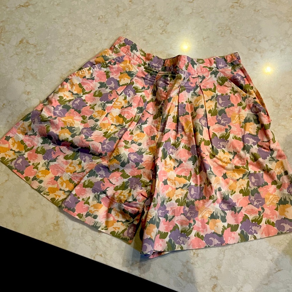 Vintage Laura Ashley shorts. Side zipper with pockets. Size 6. No tags.